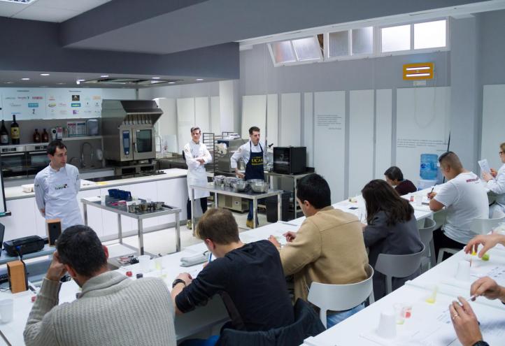Alumnos en la sala Gastrolab de la UCAM.