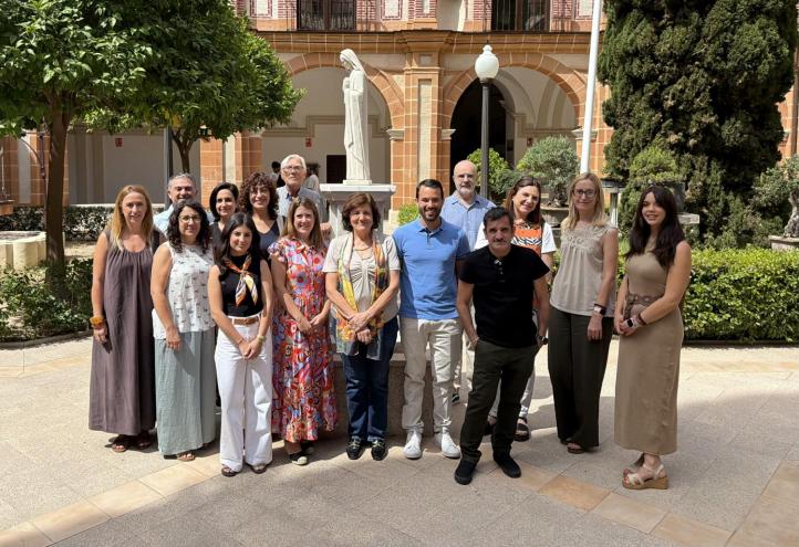 Foto de familia de los representantes de las radios universitarias con la presidenta. 