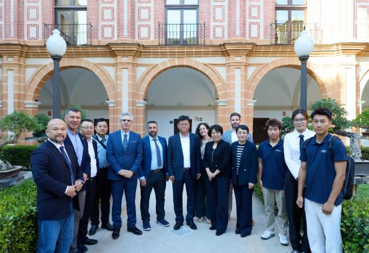 Foto de familia tras la reunión con la delegación china.