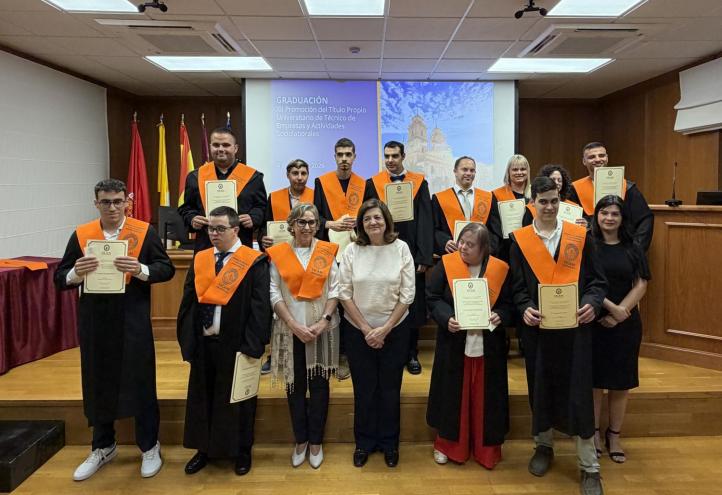 Foto de familia tras el acto de graduación.
