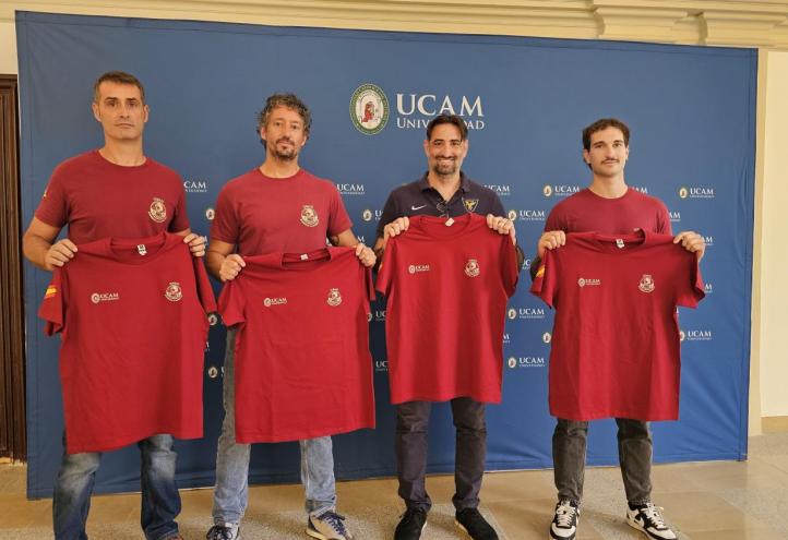Samuel Mendoza, director General de Infraestructuras y Transformación Digital de la UCAM, junto a miembros de la ONG Bomberos por Bomberos que parten mañana a Venezuela.