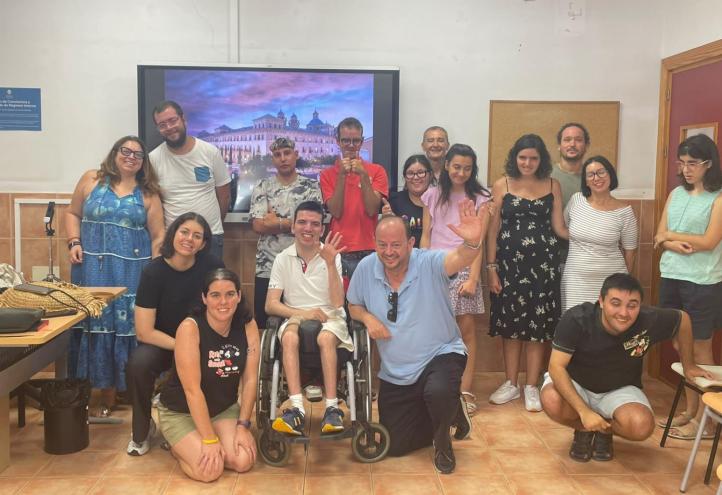Algunos de los jóvenes asistentes al curso con el director de la Cátedra, profesores y personal de ASTRAPACE