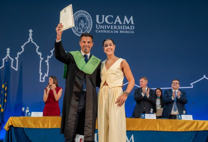 El atleta Miguel Ángel López, graduado en el Máster en Alto Rendimiento Deportivo de la UCAM, junto a la campeona olímpica Carolina Marín, madrina de una de las ceremonias en las que este curso se han titulado destacados deportistas. UCAM