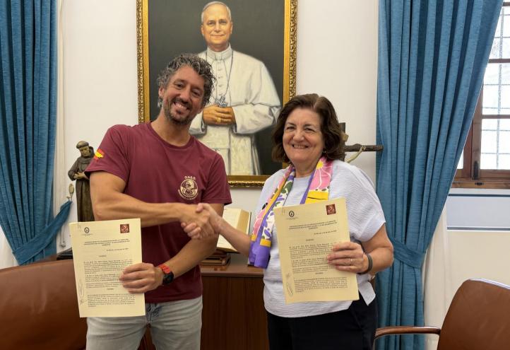 César Javier Claros, presidente de la ONG y María Dolores García, presidenta de la UCAM, tras firmar el convenio.