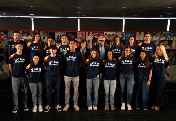 Foto de familia al término del acto de presentación