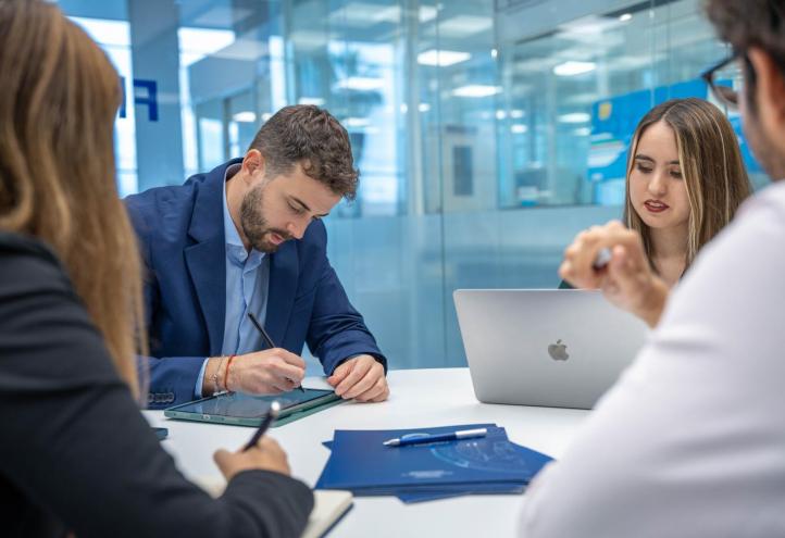 Un grupo de estudiantes en UCAM HiTech, el hub de innovación tecnológica y aceleración empresarial de la Universidad Católica San Antonio.