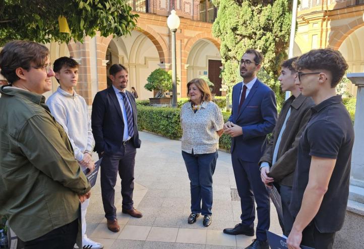 Los cuatro estudiantes de la UCAM conversando con María Dolores García, presidenta de la Universidad, Samuel Mendoza, director general de Infraestructuras y Desarrollo Digital, y Juan Francisco Hernández, secretario de la Facultad de Ciencias Sociales y de la Comunicación.