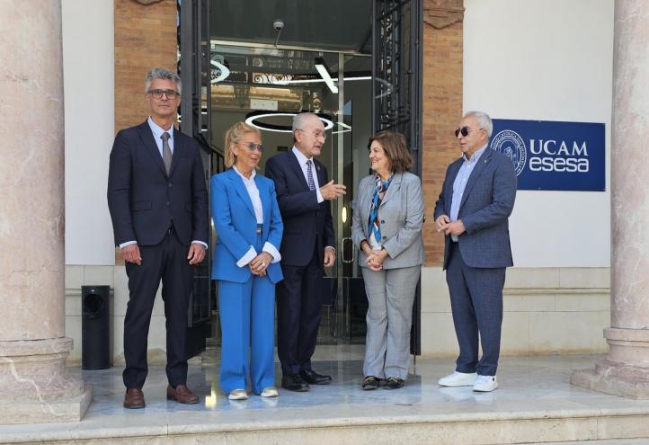 José Luís Córdoba, director general de UCAM ESESA; Josefina García, rectora de la UCAM; Francisco de la Torre, alcalde de Málaga; María Dolores García, presidenta de la Universidad, y Alejandro Blanco, presidente del COE.
