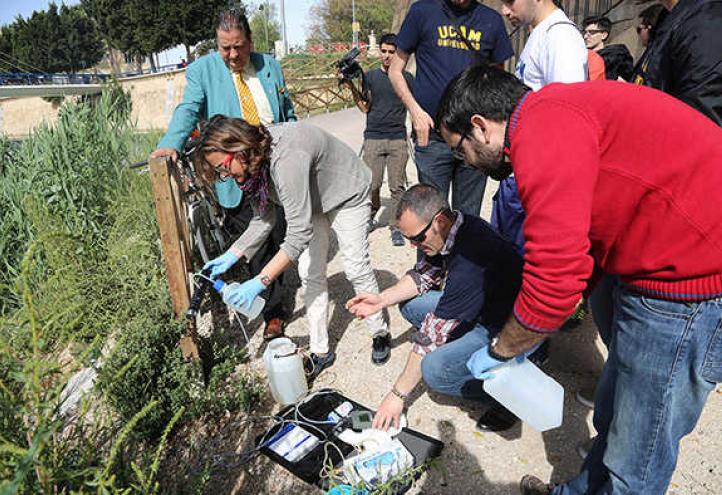 Estudiantes del Grado en Ingeniería Civil reciben clases prácticas en la pasarela del Malecón