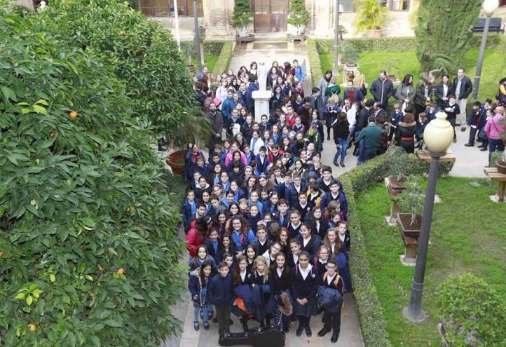 Los alumnos de la Fundación Alma Mater cantan a la Navidad
