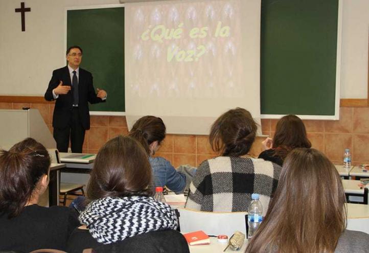 El decano de la Facultad de Medicina de la Universidad de Navarra imparte una clase en el Máster en Trastornos de la Voz