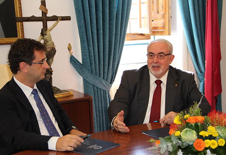 La UCAM firma con Viajes El Corte Inglés un convenio con el que se instala una oficina de la agencia en el Campus