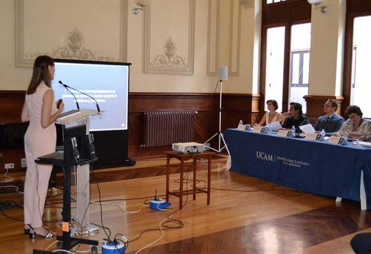 Una profesora de la UCAM investiga en su tesis sobre ‘la presencia escénica del intérprete’ 
