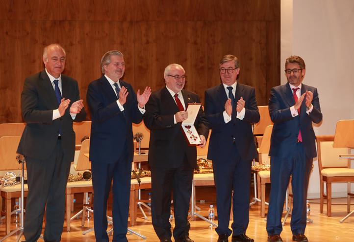 El ministro de Educación entrega la Orden Civil de Alfonso X el Sabio a José Luis Mendoza, presidente la UCAM