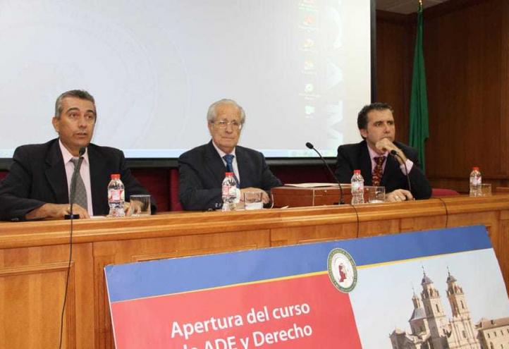 El abogado Ignacio Olmos abre el curso de ADE y Derecho con una conferencia