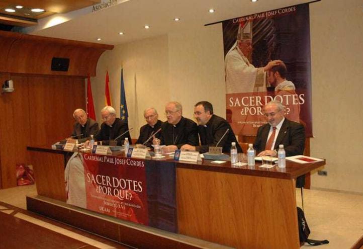 El cardenal Cordes presenta el libro ‘Sacerdotes ¿por qué?’