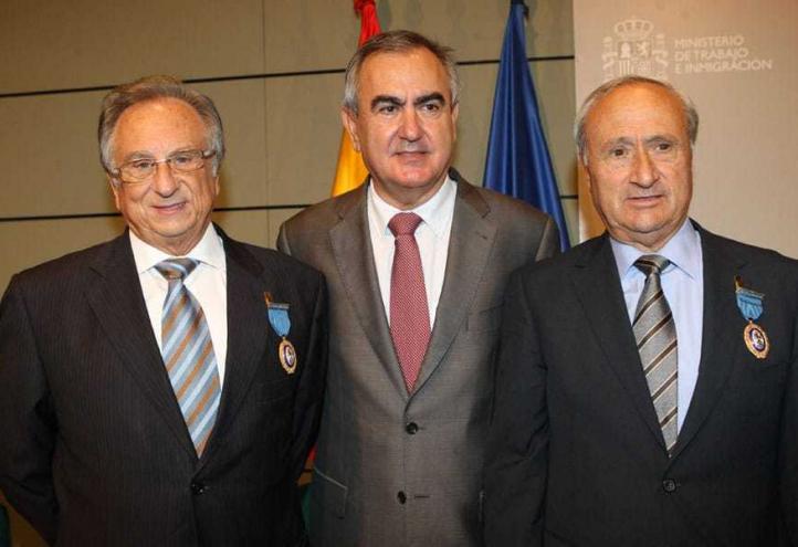 El director de la Cátedra de Traumatología del Deporte de la UCAM recibe la Medalla de Oro al Mérito en el Trabajo