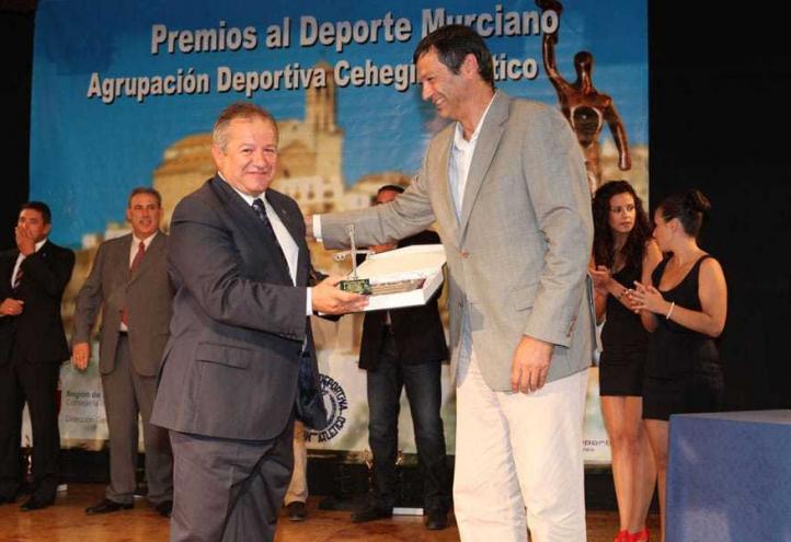 El director del Máster en Traumatología del Deporte de la UCAM recibe el Premio al Deporte Murciano