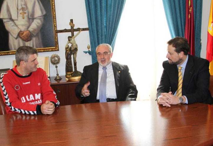 El entrenador del UCAM Murcia C.B. visita la UCAM
