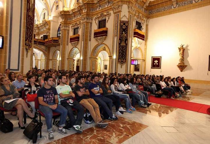 Estudiantes de Medicina y Enfermería aprenden sobre el virus del ébola