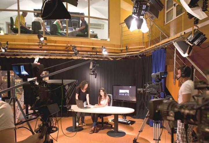 Completas instalaciones y acuerdos con grandes medios de comunicación para la formación de los comunicadores