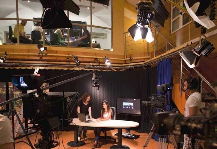 Completas instalaciones y prácticas en empresas líderes, claves en la formación del profesional de la comunicación