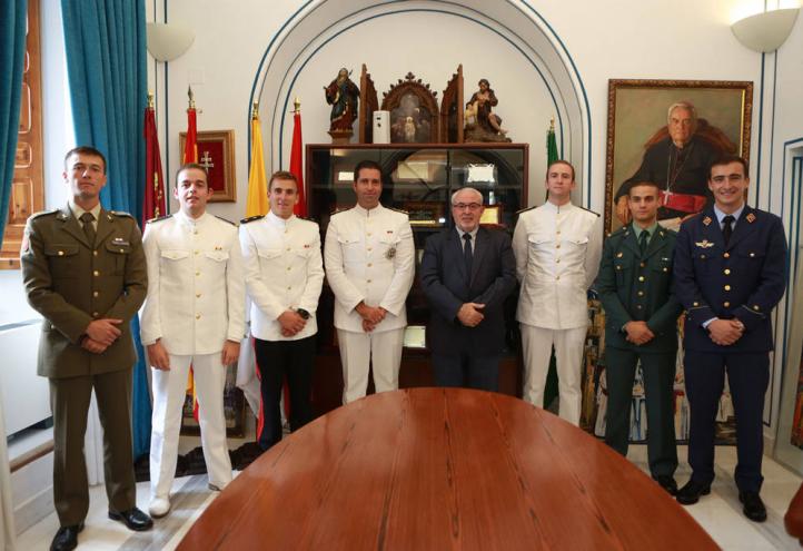La UCAM beca a los números uno de las Fuerzas Armadas y la Guardia Civil en el Máster en Derecho Militar