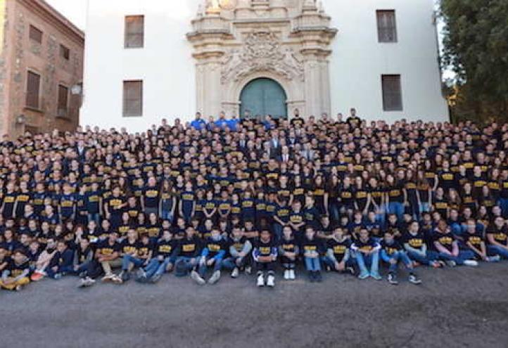 Cerca de 800 deportistas de la UCAM participan en la tradicional ofrenda floral a la Virgen de la Fuensanta