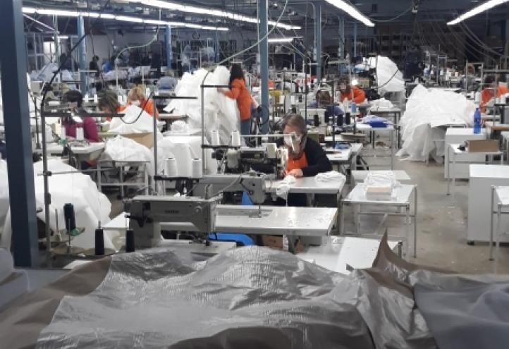 La UCAM compra tejido de polipropileno para confeccionar 25.000 batas para el SMS