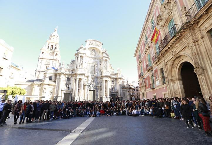 Más de mil alumnos felicitan la Navidad por las calles de Murcia