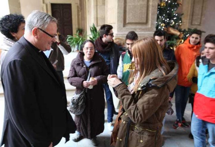 Los alumnos de la UCAM felicitan la Navidad al obispo José Manuel Lorca Planes