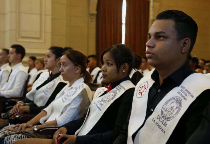 La UCAM gradúa a más de cien alumnos en Cuba