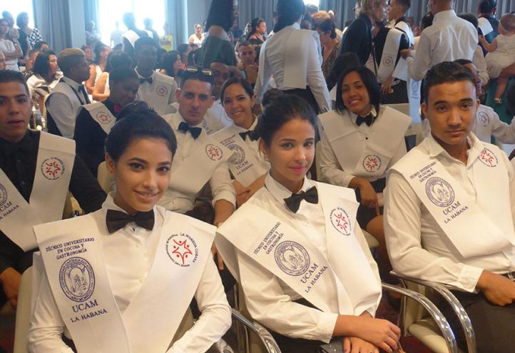 La UCAM gradúa en Cuba a un centenar de profesionales de la gastronomía