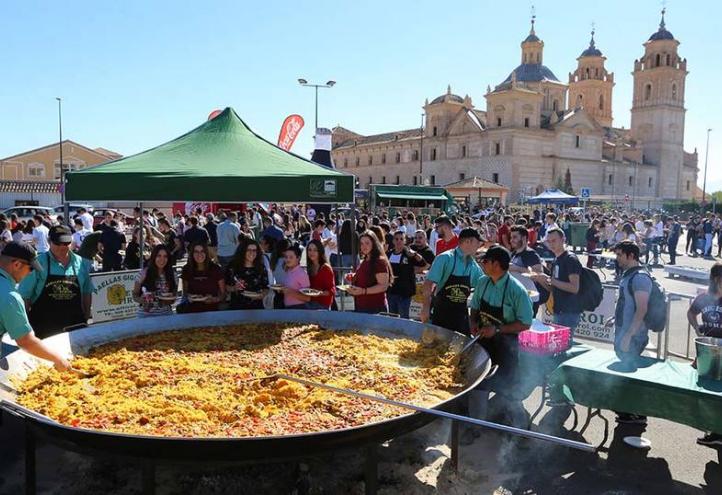 Cerca de mil estudiantes disfrutan de paella con motivo de los actos de bienvenida de la UCAM