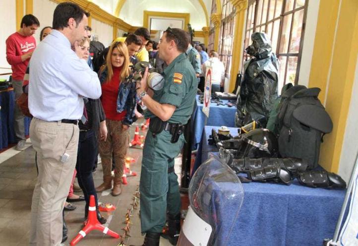 La Guardia Civil presenta sus distintos medios operativos ante estudiantes de criminología