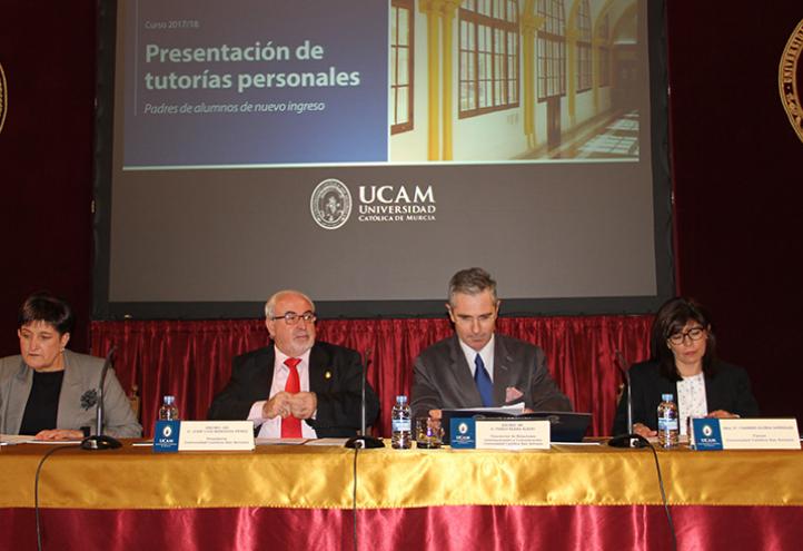 Cientos de padres acuden a la presentación del Servicio de Tutorías Personalizadas de la UCAM 
