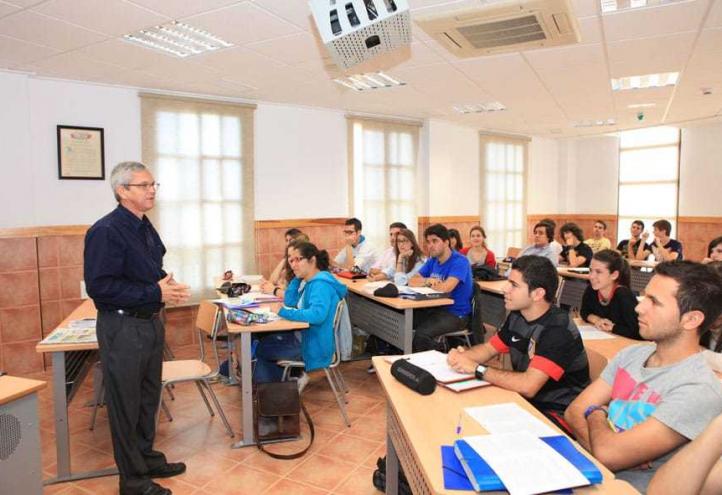 Los estudiantes de la UCAM conocen la historia de la medicina en Cuba