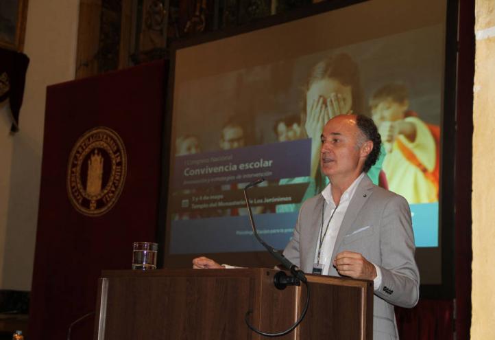 “El ciberbullying se crea por un problema de educación, porque los adultos hemos mirado hacia otro lado durante mucho tiempo”