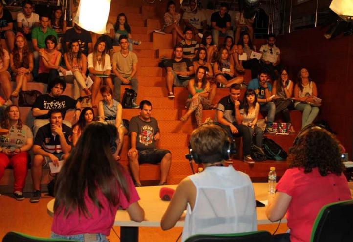 Más de cuarenta alumnos aprenden cómo funciona una radio en el IV training de iradio UCAM