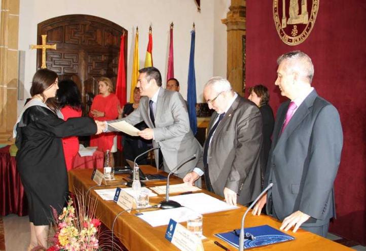 Los primeros estudiantes del Instituto Superior de FP San Antonio reciben sus diplomas