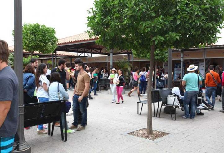 El IX Foro de Empleo pone en contacto a estudiantes y empresas