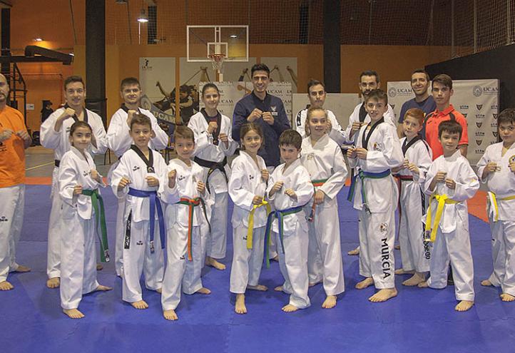 Joel González, deportista y estudiante de la UCAM, impartió una Masterclass de taekwondo