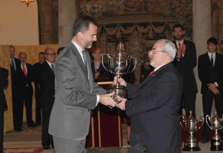 El príncipe hace entrega al presidente de la UCAM del Trofeo Joaquín Blume