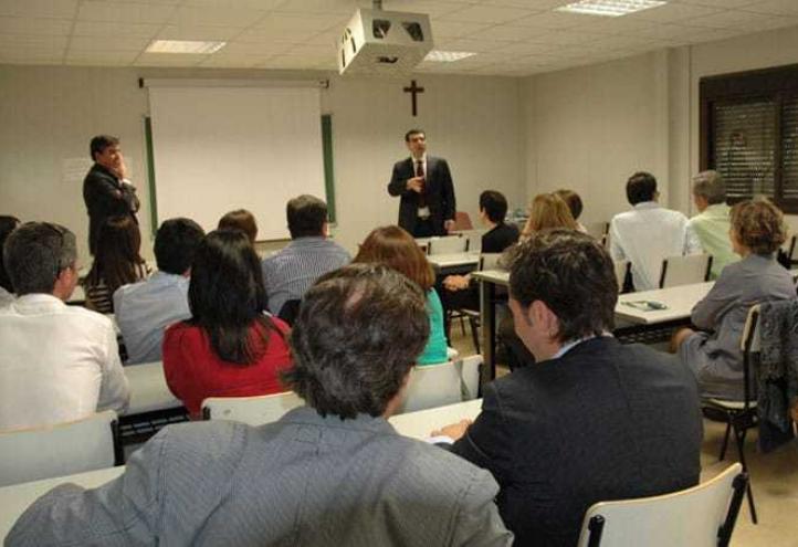 La UCAM acoge un seminario científico sobre aplicaciones del Láser de femtosegundo