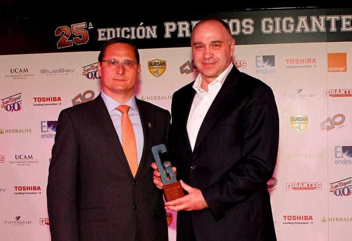 La UCAM entrega el premio al mejor entrenador en la Gala de Gigantes
