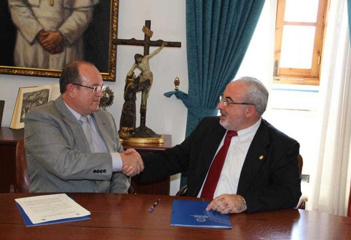 La UCAM firma un convenio de colaboración con ASPRAMUR