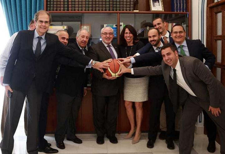 La ex presidenta de la NBA femenina se interesa en la UCAM por el modelo deportivo de esta universidad 