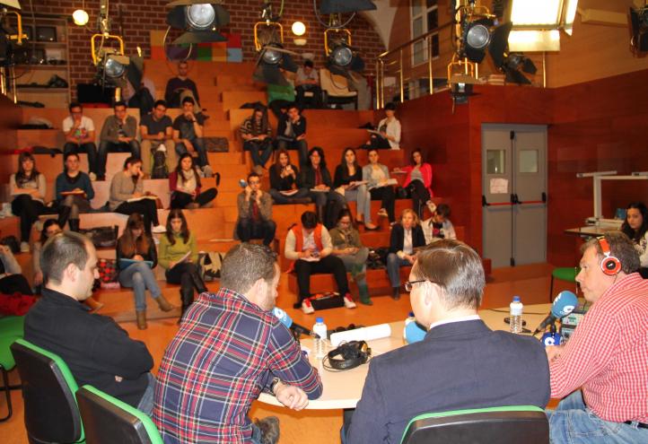 Los alumnos de Comunicación interactúan en el programa deportivo de COPE Murcia