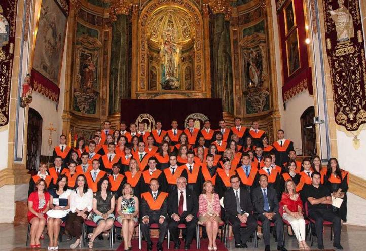 Los alumnos de Turismo y ADE de la UCAM reciben sus diplomas