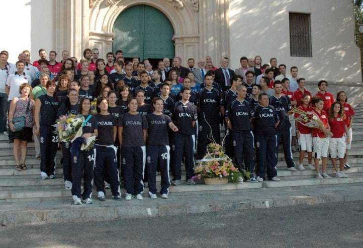 Los equipos deportivos de la UCAM realizan una ofrenda floral a la Fuensanta